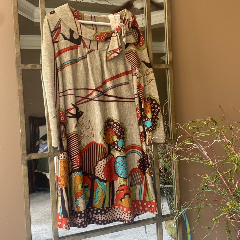 Beautiful Women’s Small dress with colorful detail